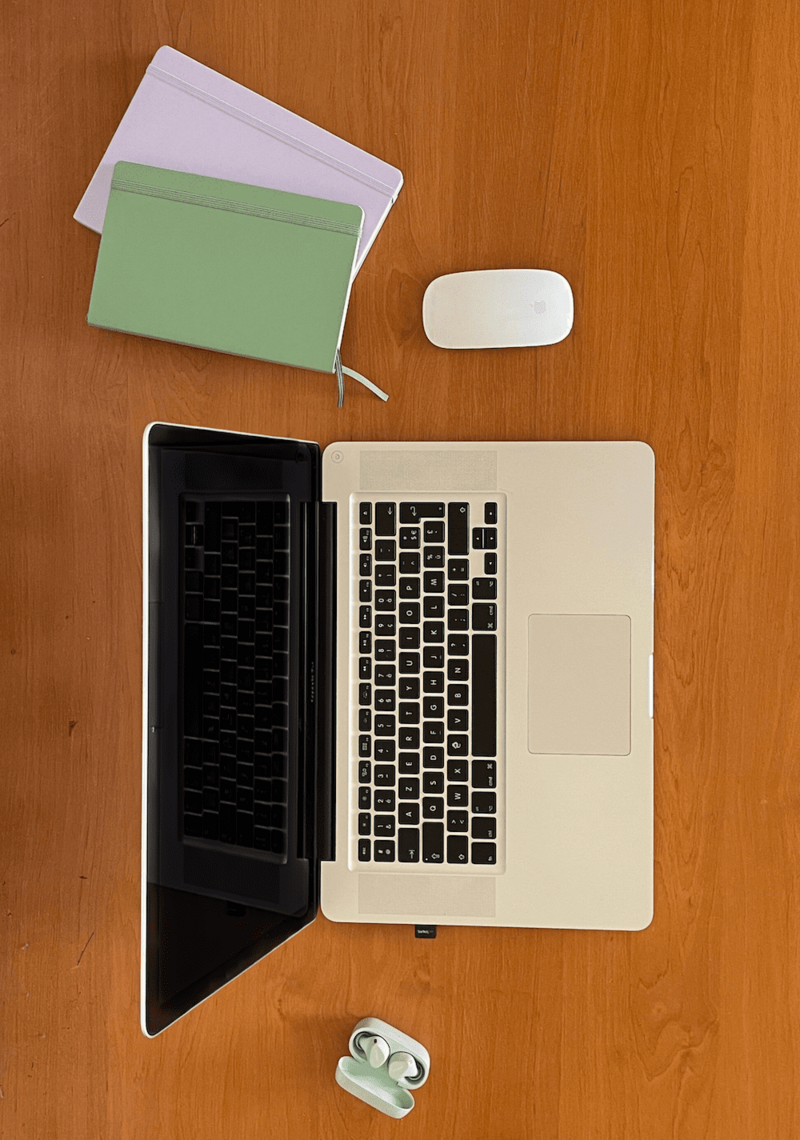 Ordinateur, carnets, les outils indispensables d'une rédactrice web SEO à Angers