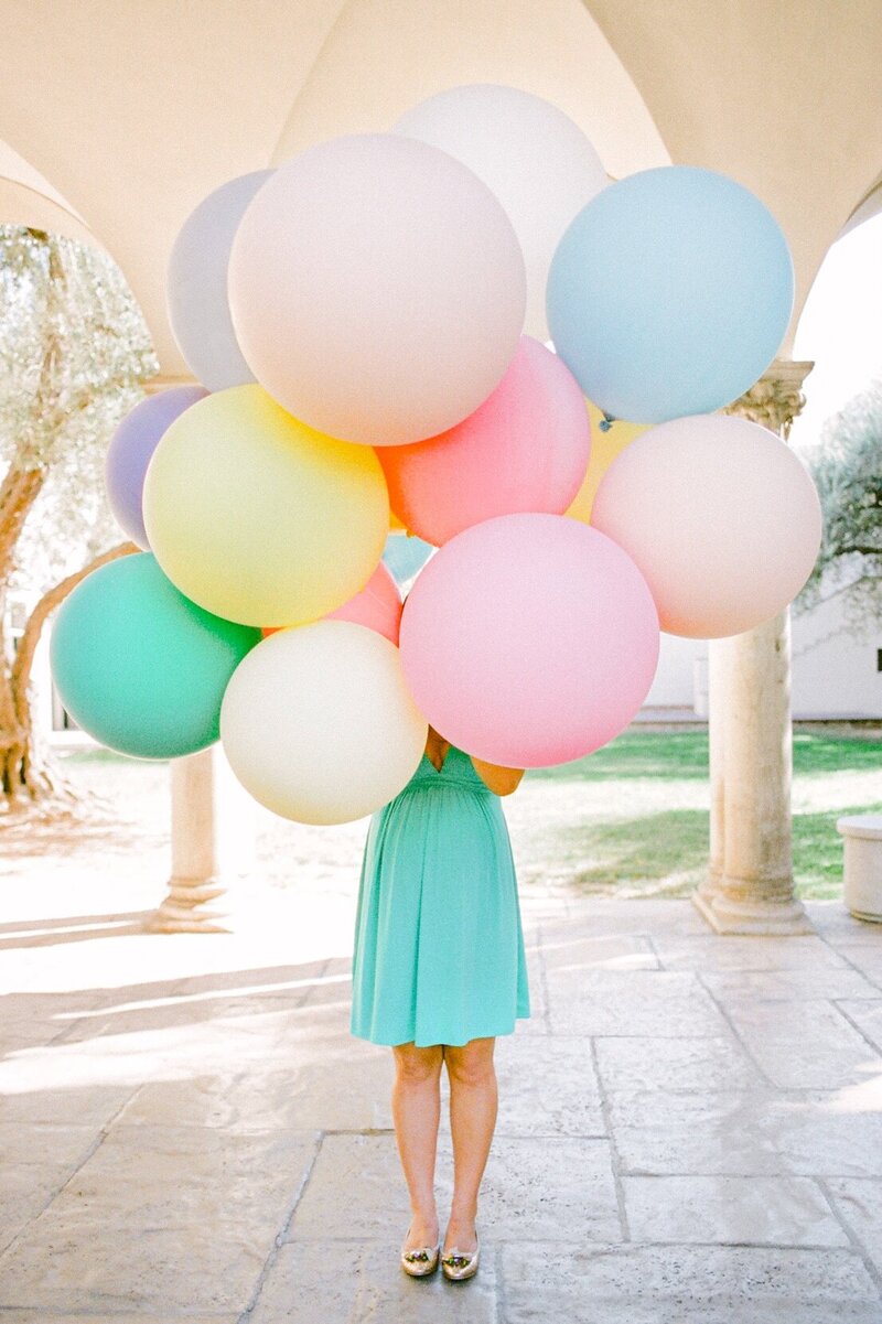 Round pastel balloons for a cute maternity pregnancy portrait