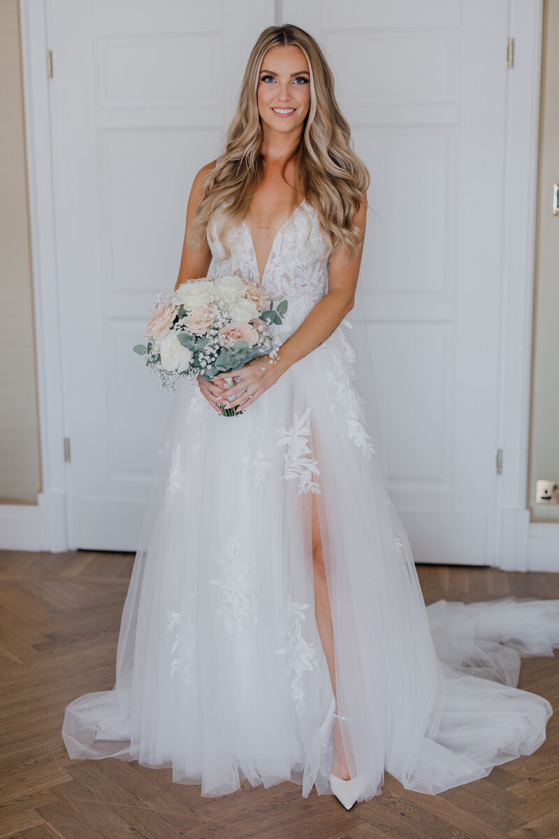 bridal-portrait-in-bridal-suite