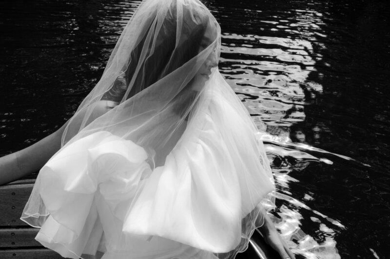 Braut im Kleid von Solace London, Editorial Shooting Rondeelteich, Hochzeitsfotografin Sarah Biebl