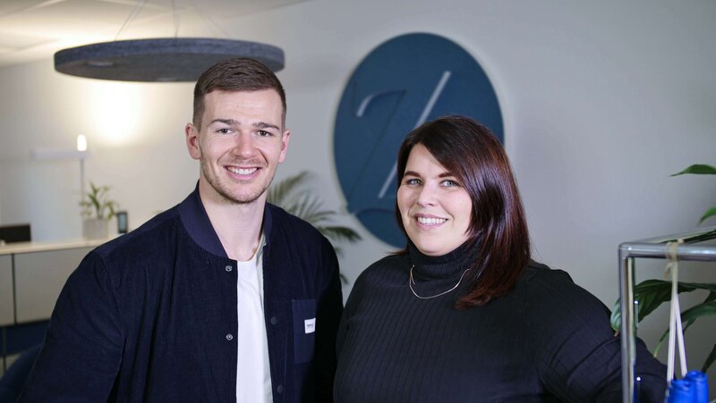 Yannic Gabler und Mitarbeiterin in ihrem Versicherungsbüro in Eppelborn.