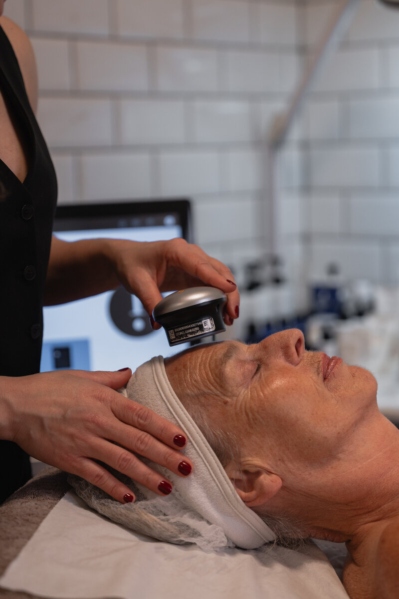 photo of woman getting a facial at oslo beauty salon
