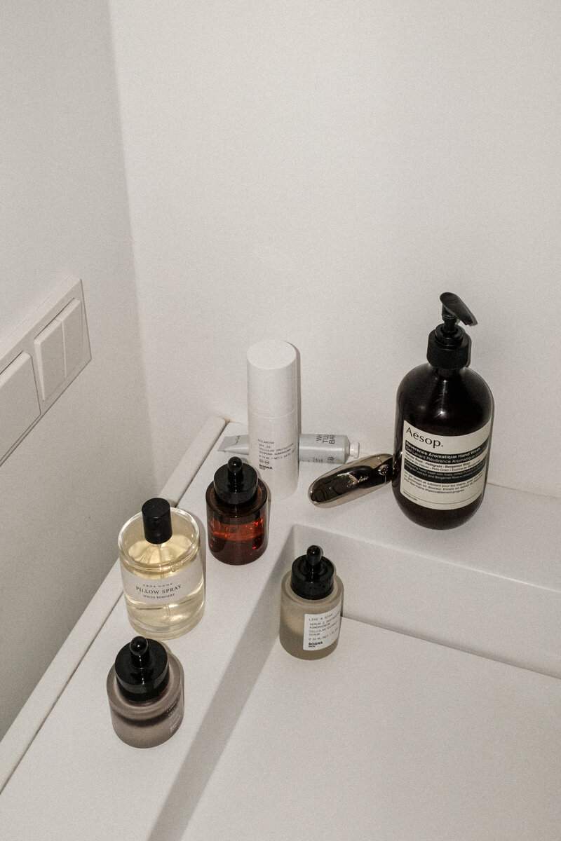 kaboompics_clean-aesthetics-serene-bathroom-ambiance-with-luxury-skincare-products-35237