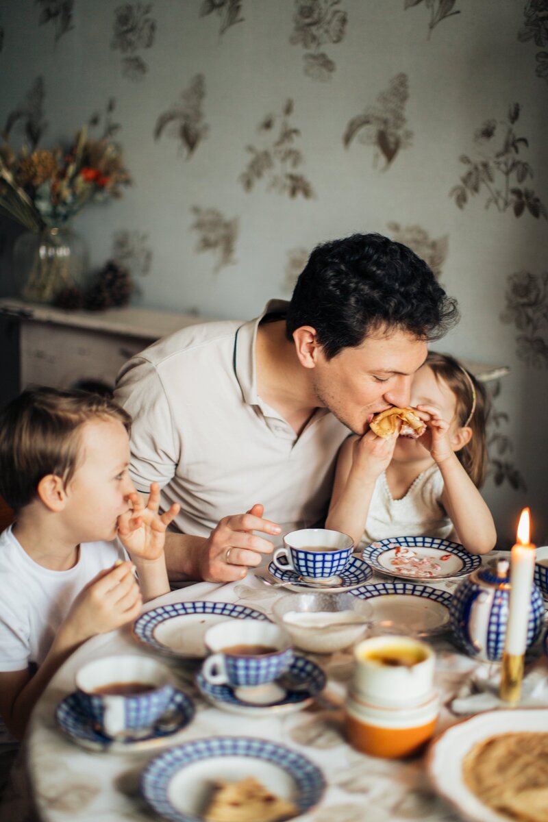Man enjoying food with his children