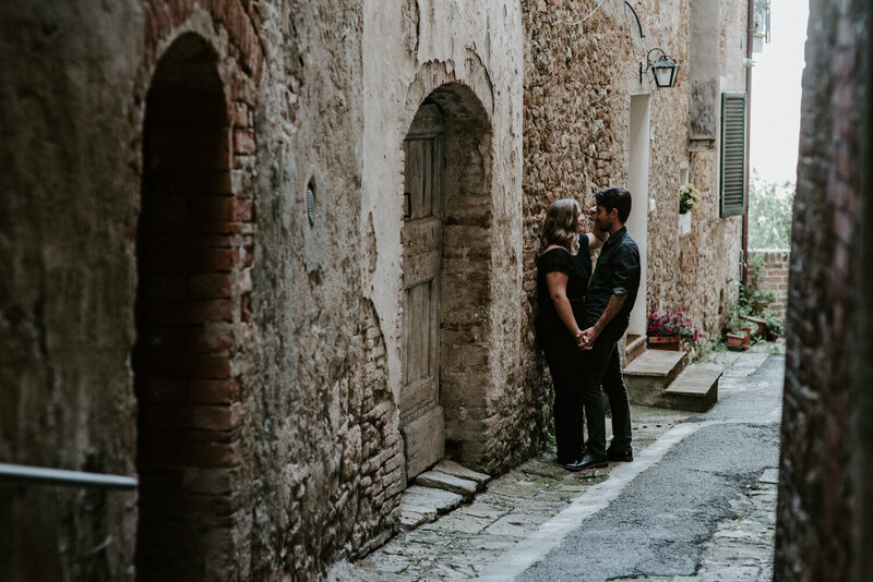 Couple eloping in the center of Montepulciano