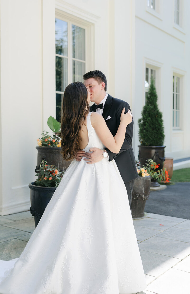 groom-bride-kiss-wadsworth-mansion