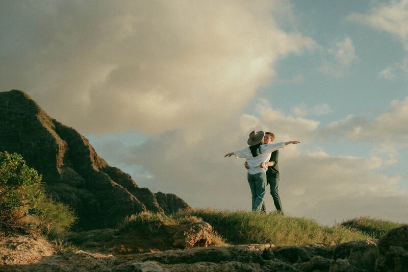 OAHU-COUPLES-PHOTOGRAPHER-scenic-ENGAGEMENT-SESSION-1