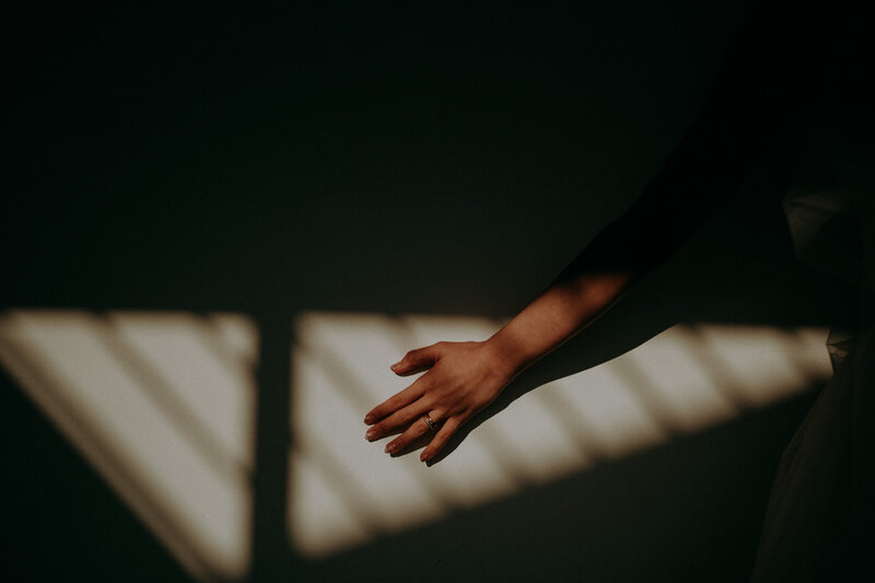 Highlight the bride's hand with light