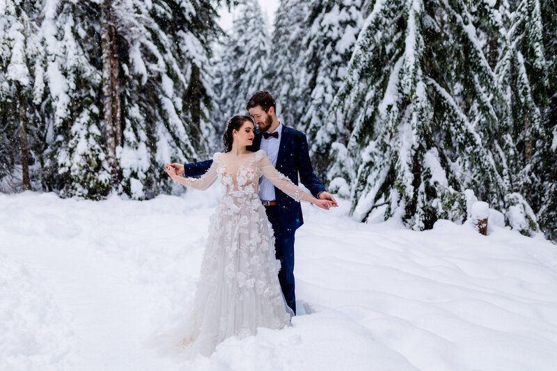A cozy winter elopement showcasing love surrounded by the snow-covered landscapes of the Pacific Northwest