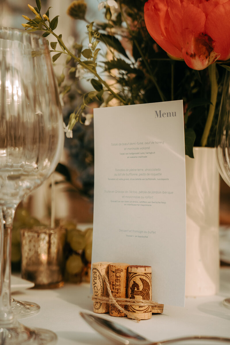 styling van een romantische trouw in een kasteel te Frankrijk met eigen wijn domein - Chateau Avelin - thema wijn voor de styling