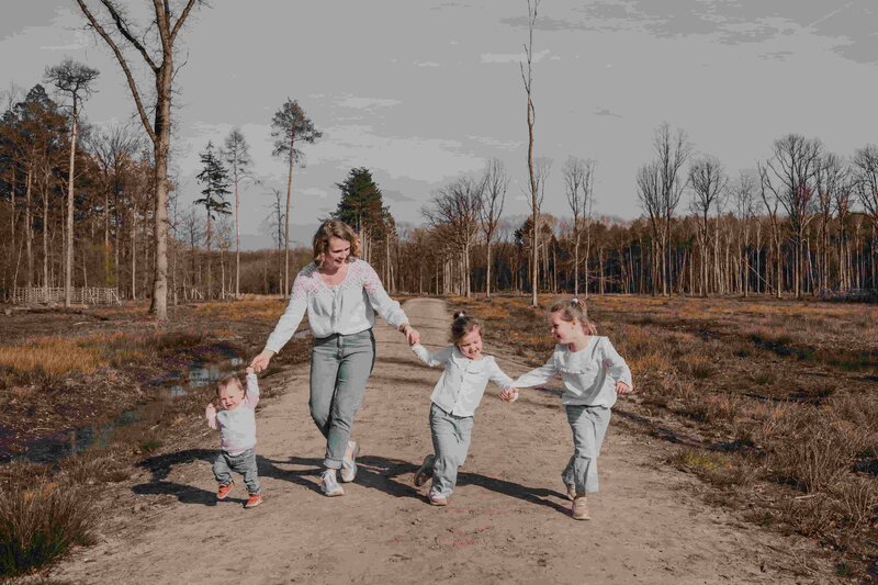 Mama en haar drie kinderen tijdens een gezinsshoot