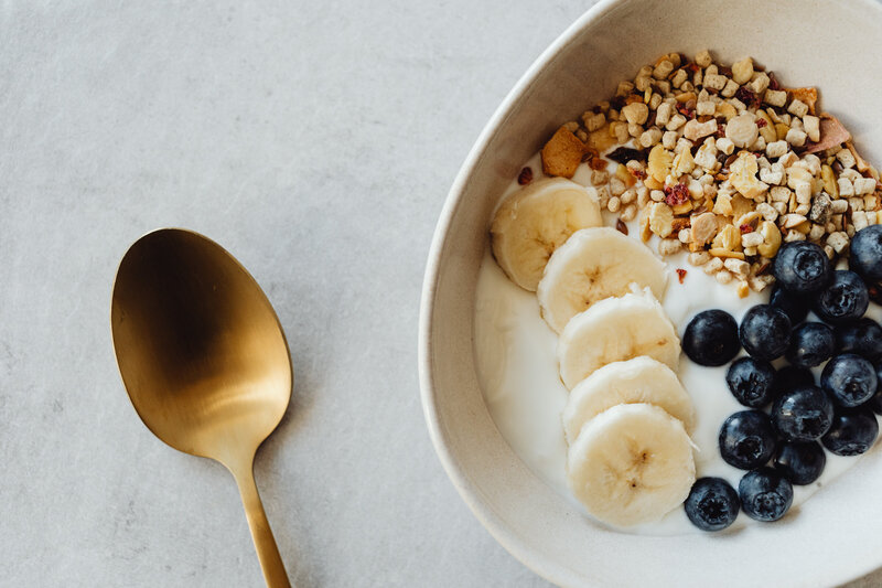 kaboompics_breakfast-yogurt-muesli-blueberries-banana-23117
