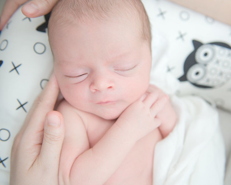 newborn-session-baby-boy-white-studio-1