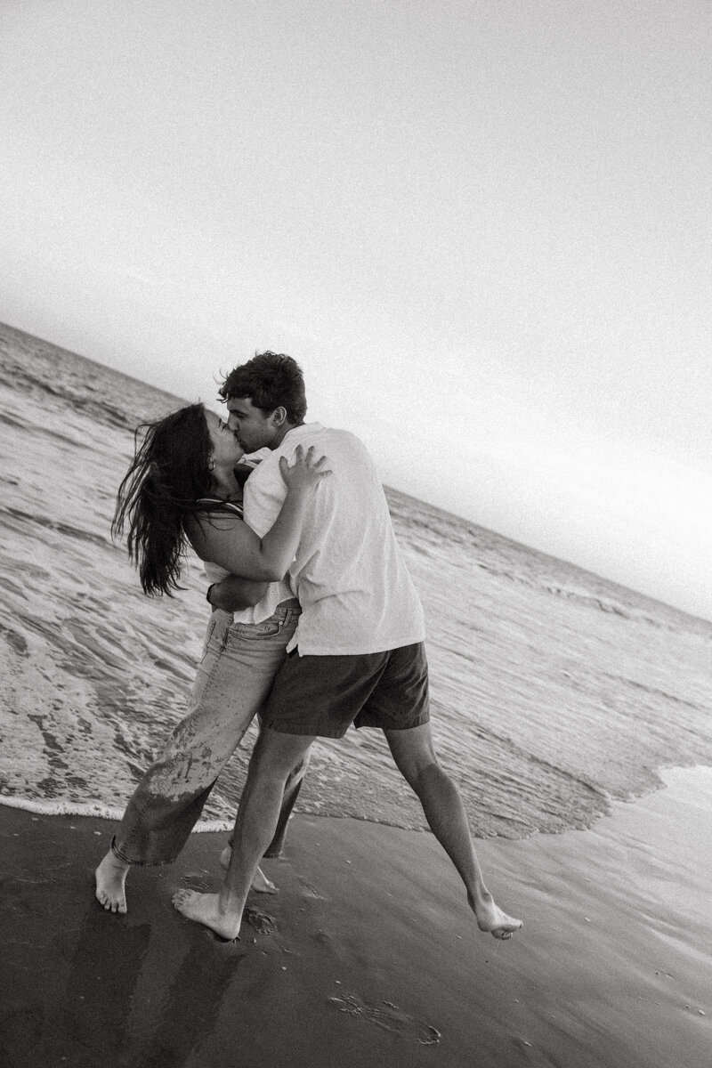 couple kissing on a Charleston beach