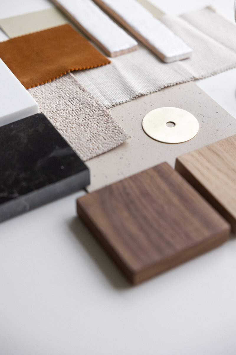 Materialen plan bij interieurontwerp met hout, gouden accenten, verschillende stoffen en marmer werkbladen