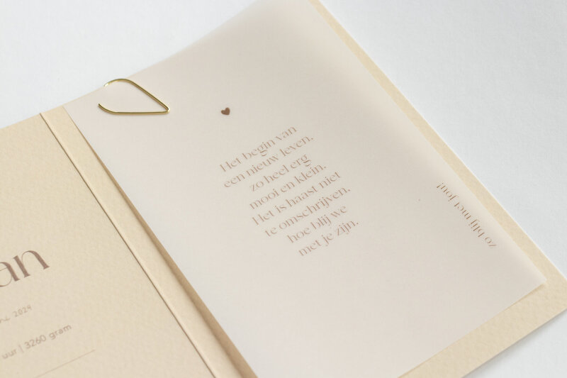 Uniek-geboortekaartje-Julian-in-beige-en-bruin-met-kalkpapier-18