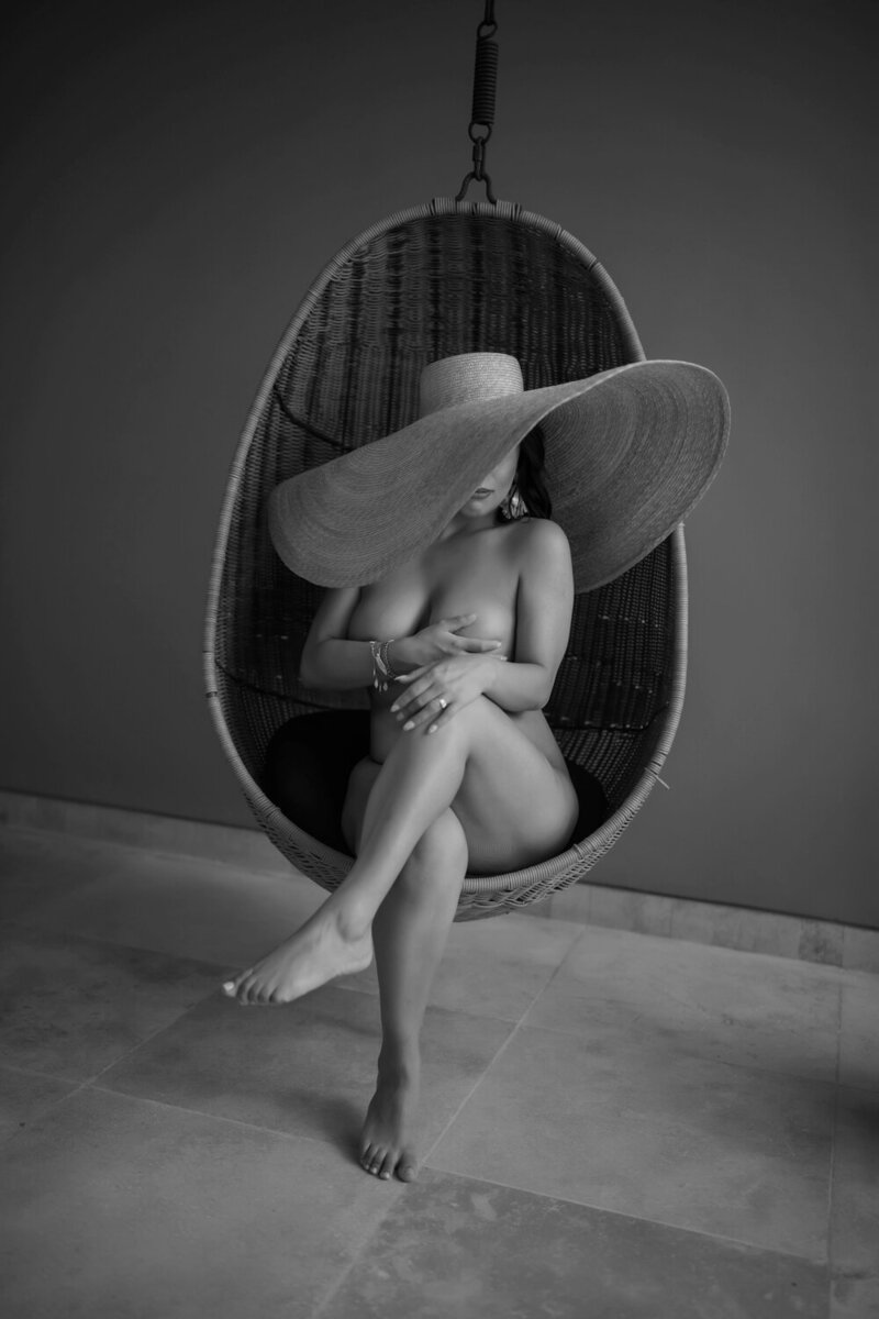 boudoir photoshoot of naked woman in oversized hat