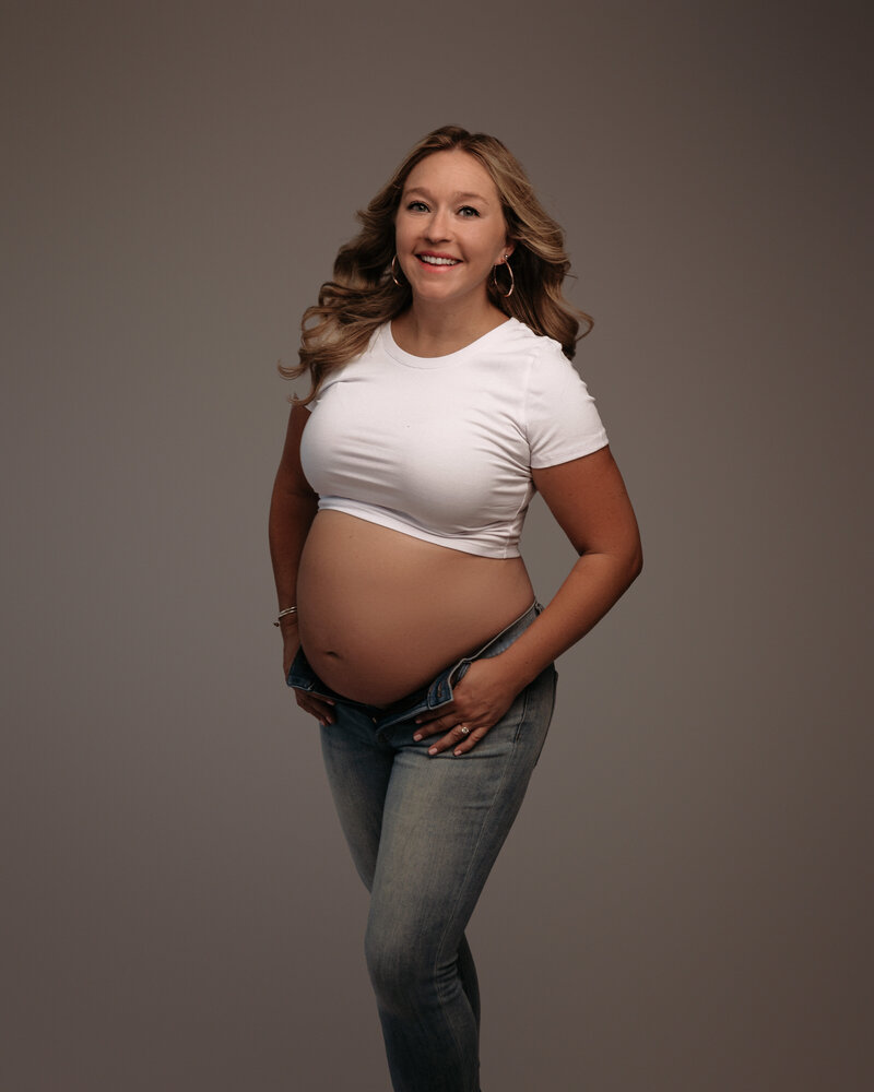Capture the glow of pregnancy with stunning maternity photos by Drea S Photo. Serving New Haven, CT and surrounding areas. Book your session today