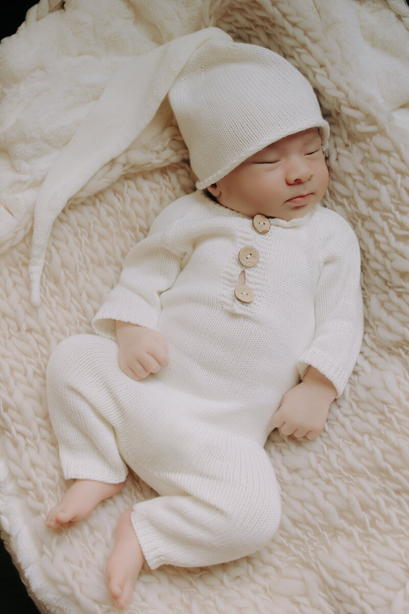 Newborn photo of a baby cozy on soft blankets
