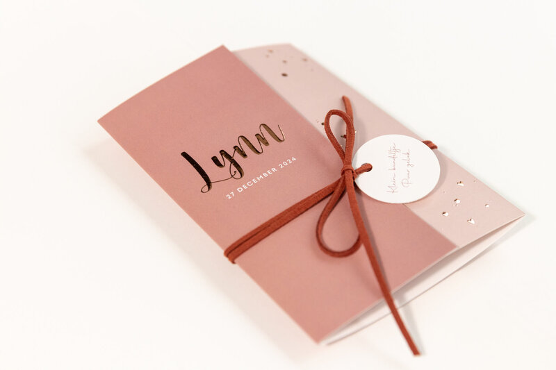 Roze-geboortekaartje-Lynn-met-koperfolie-en-label-3