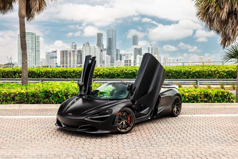 mclaren-720s-spider-convertible-black-for-rent-in-miami-front-quarter-view-001