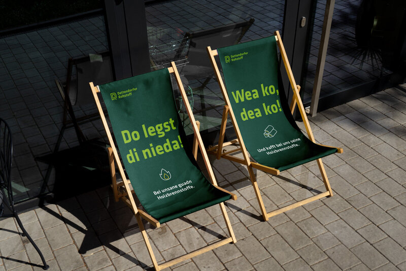 Gebrandete Sonnenstühle mit humorvollen Sprüchen – sympathische Markenerweiterung von studio bretz.