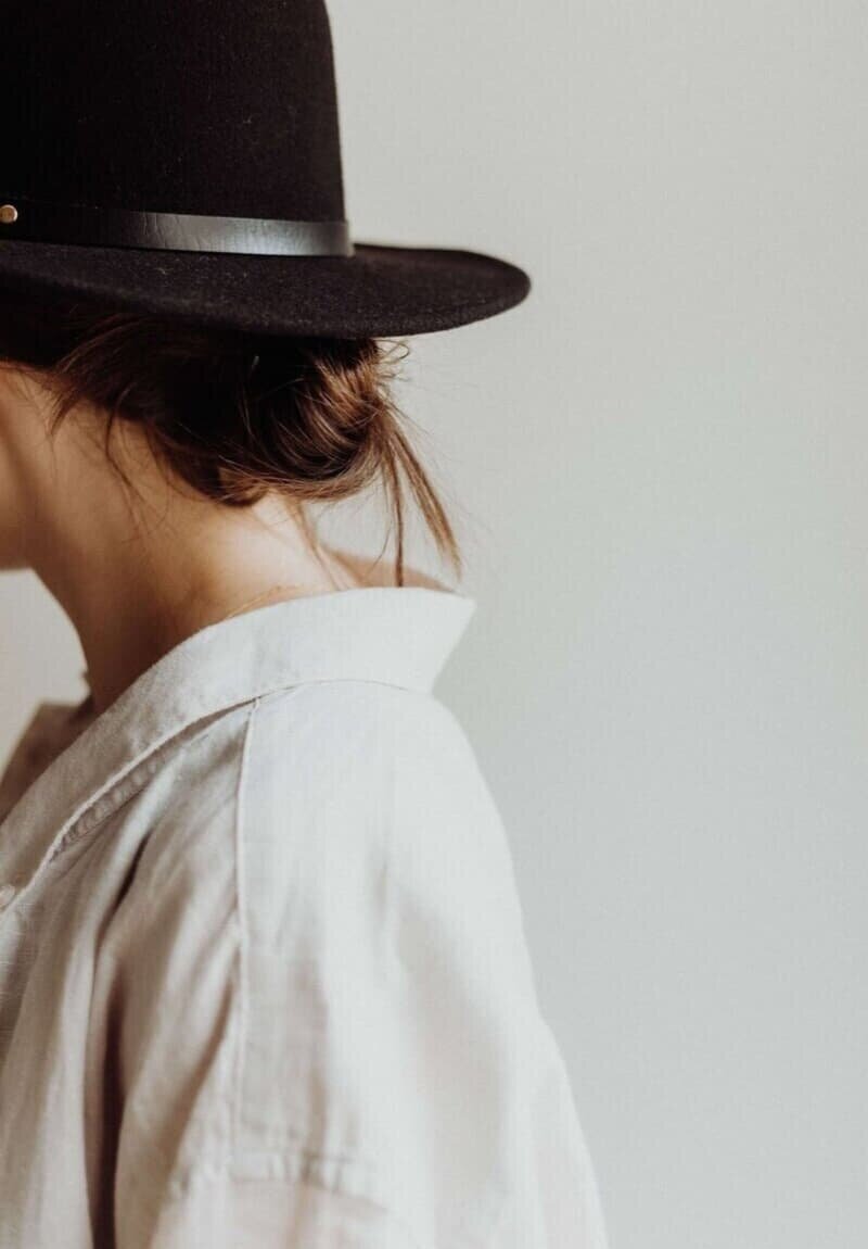 Woman's side profile photo next to text about creating websites and courses that work beautifully, combining aesthetics with function.