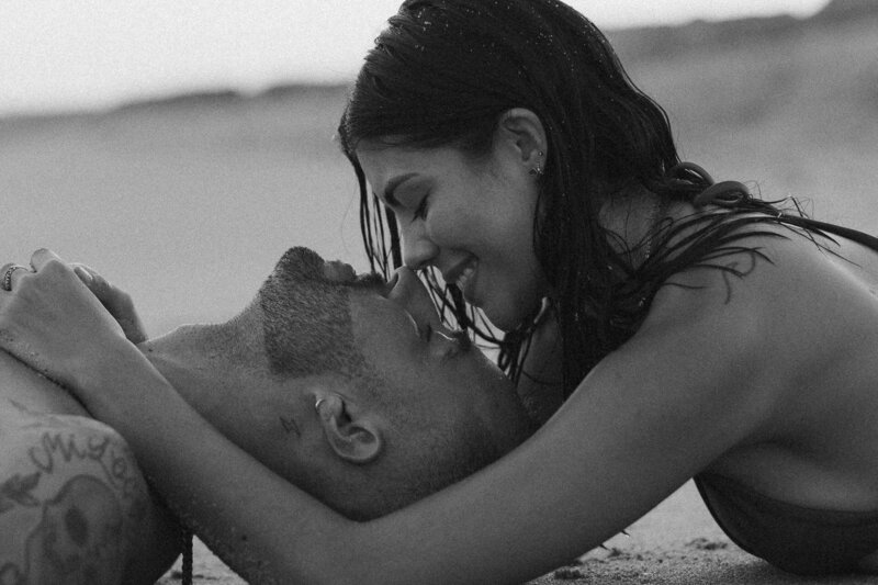 beach-couple-photoshoot-23