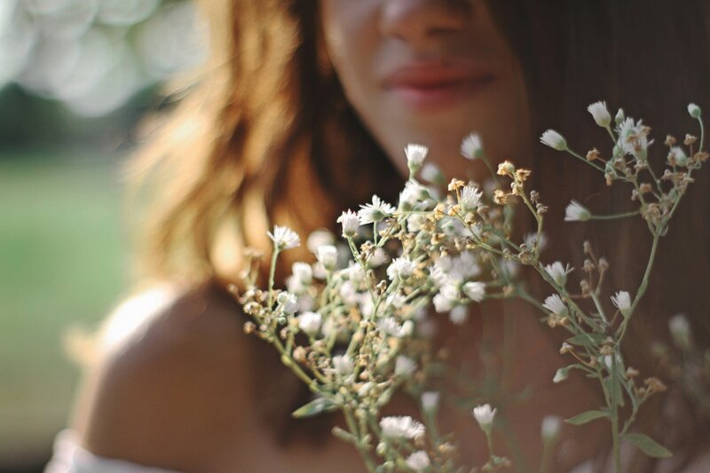 Femme avec des fleurs dans les mains