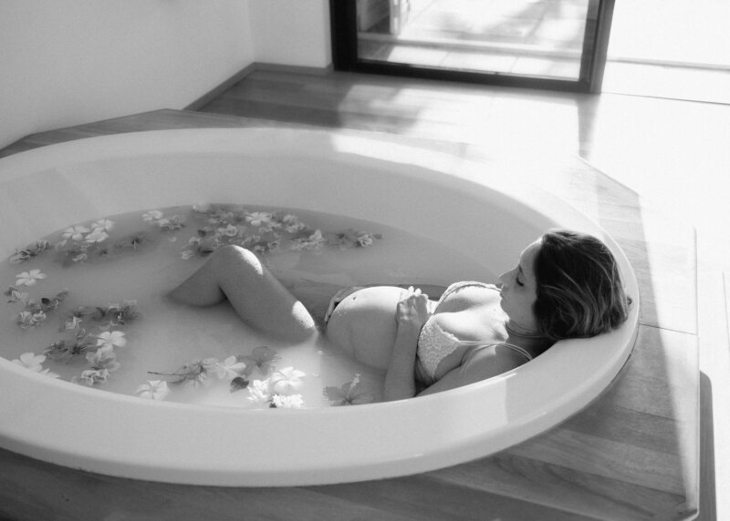 Grossesse bain femme enceinte fleurs intime