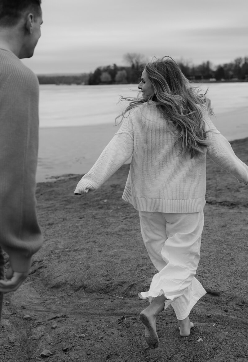 candid-beach-engagement-18