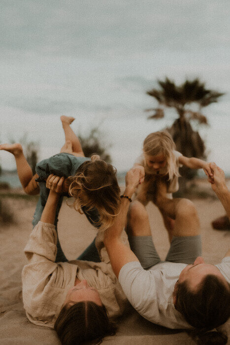 marguerite photographe de famille a nice se deplace a saint aygulf pour realiser votre seance photo de famille sur la plage