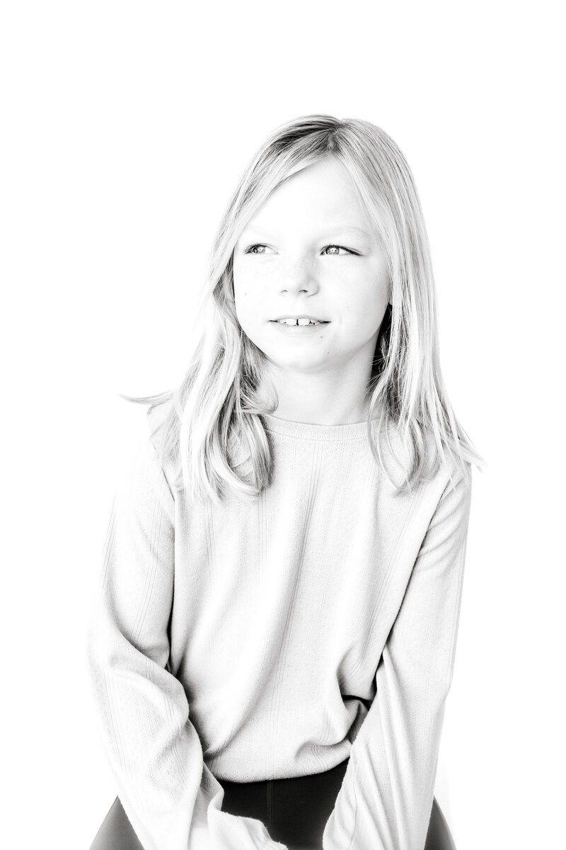 playful-childhood-portrait-blackandwhite-whiletheyarelittle-106