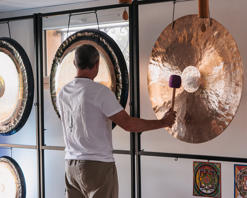 Bain de gong par Lydéric Auclair