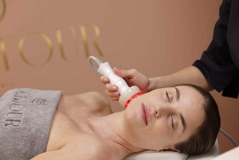 Femme avec gua sha