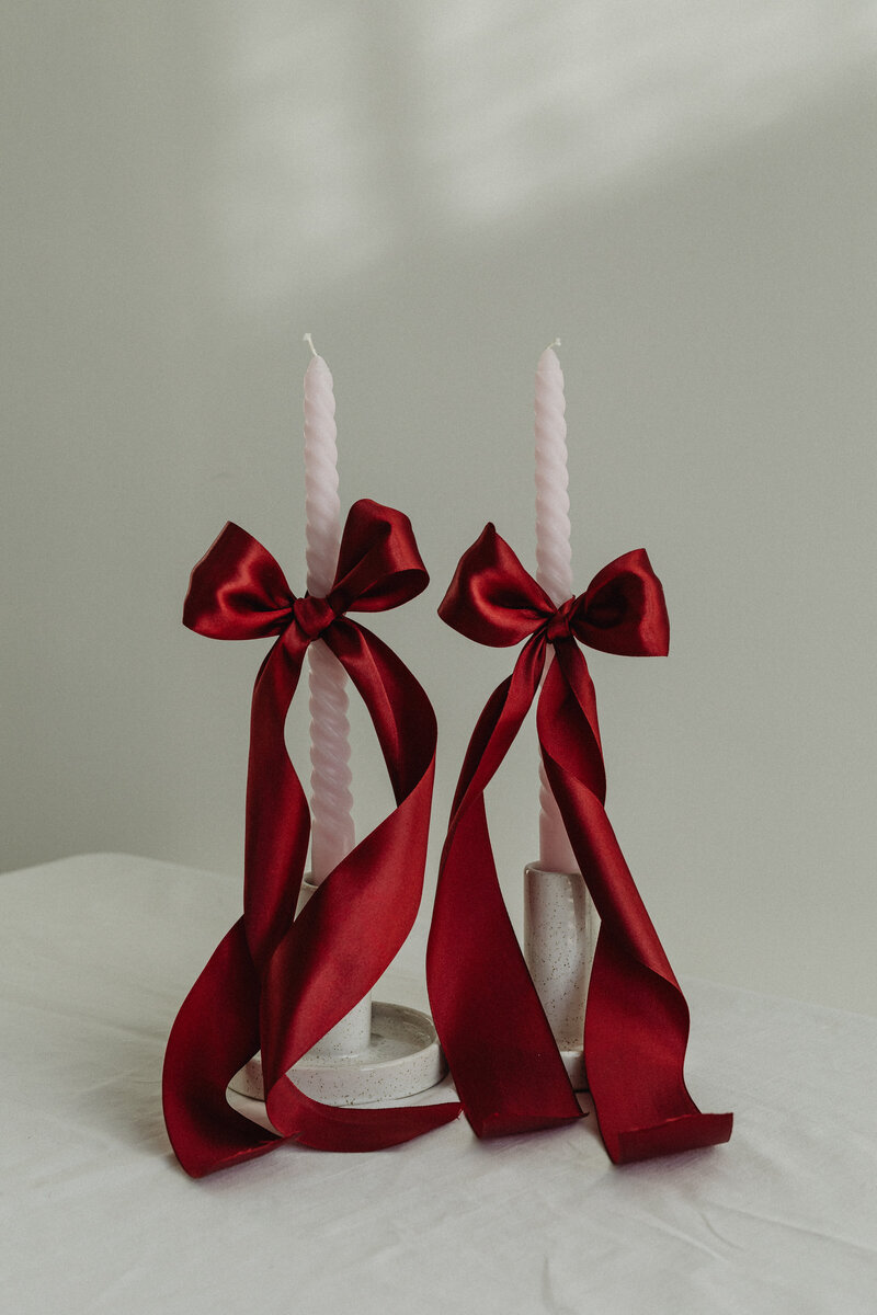 kaboompics_the-romance-of-ribbons-bow-candle-holder-34582