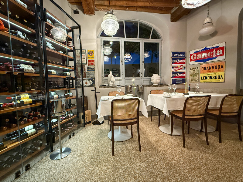 Dining room at Osteria Miranda in Lucca, Italy