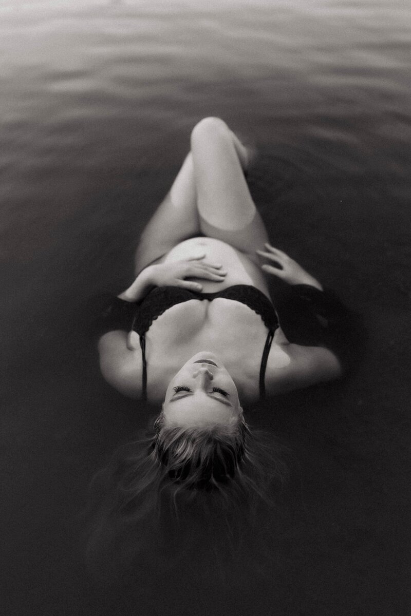 Rattlesnake Lake Water Maternity Session