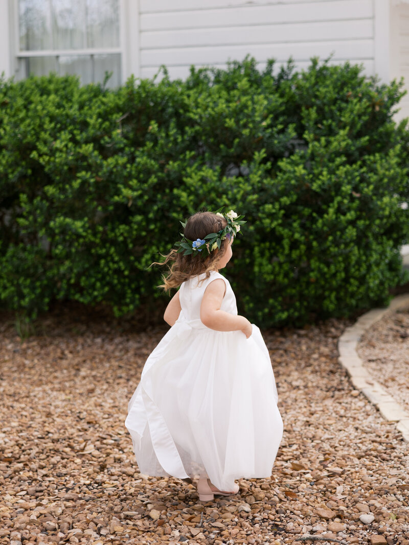 flowergirl-running-at-gruene-estate