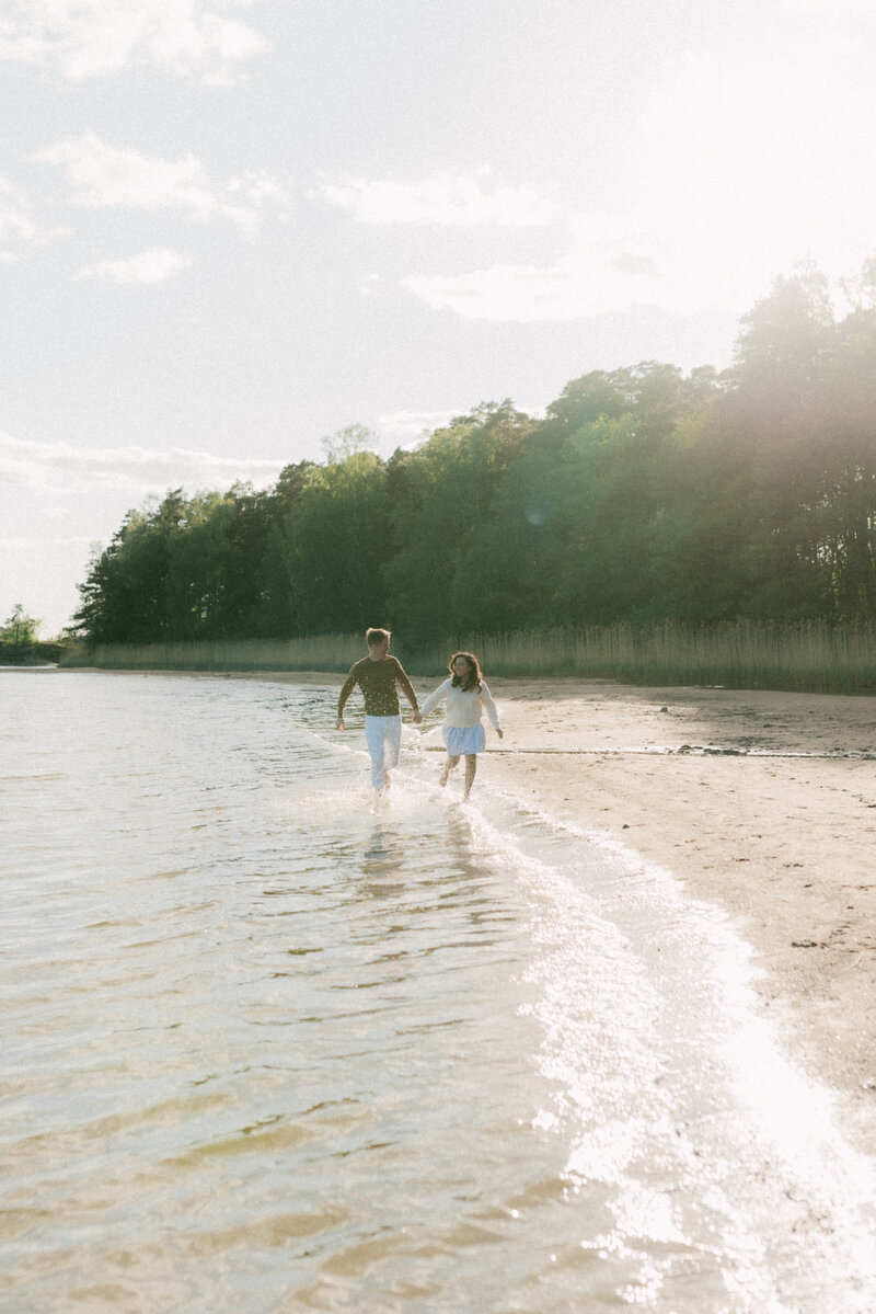 Couple on a beach on a photography session with photographer Hannika Gabrielsson