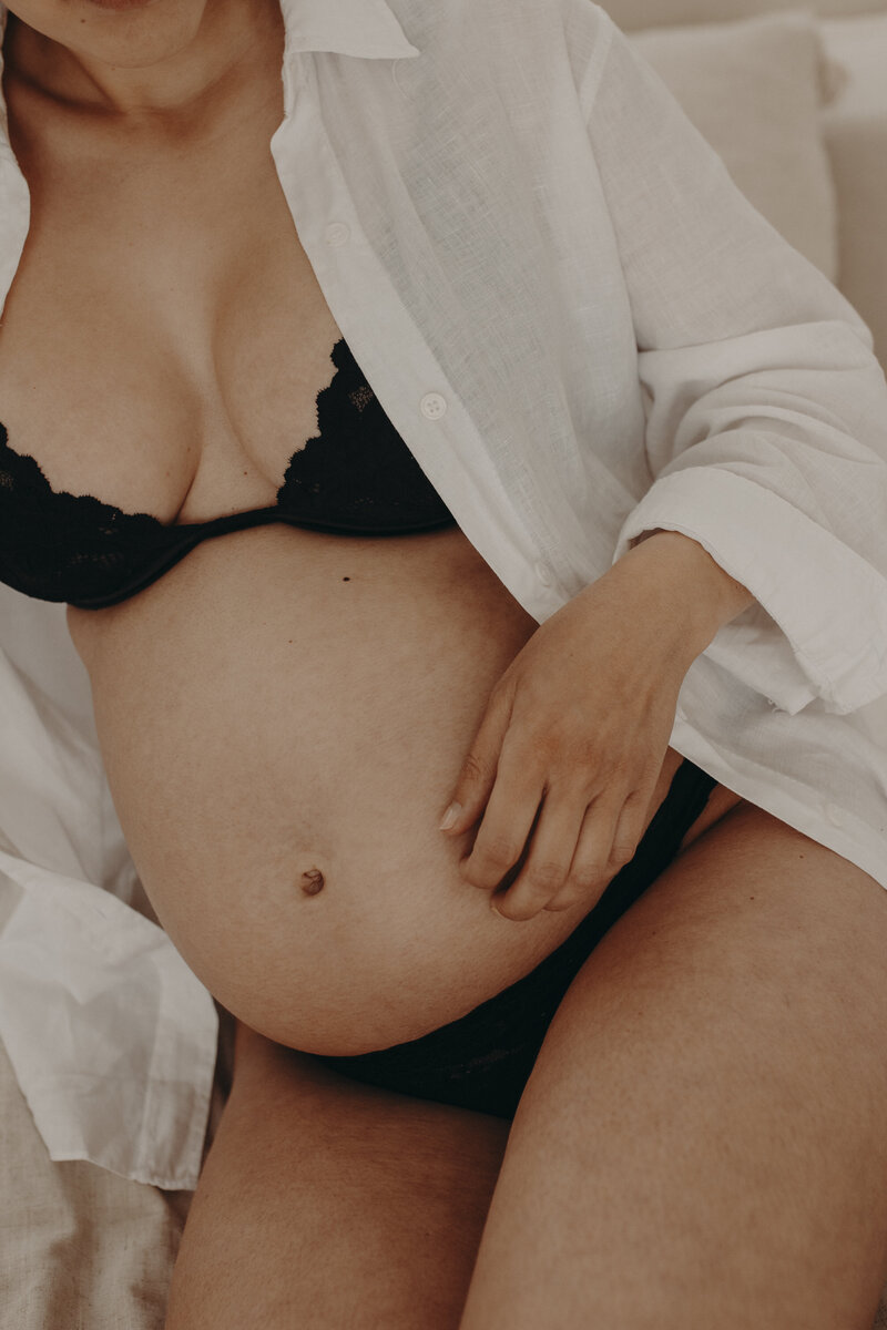 Buik van zwangere vrouw