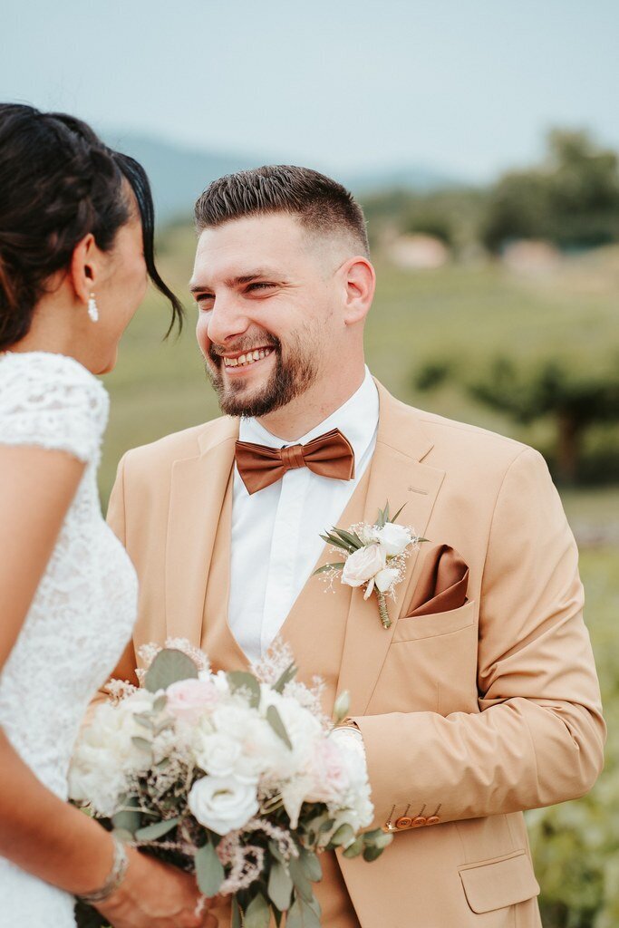 composition-florale-moderne-table-de-mariage