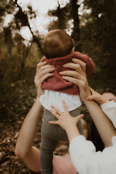 seance photo naissance en famille dans la foret a nice