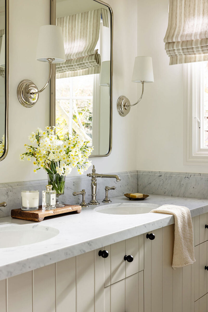 Classic bathroom with natural stone surfaces and seamless layout
