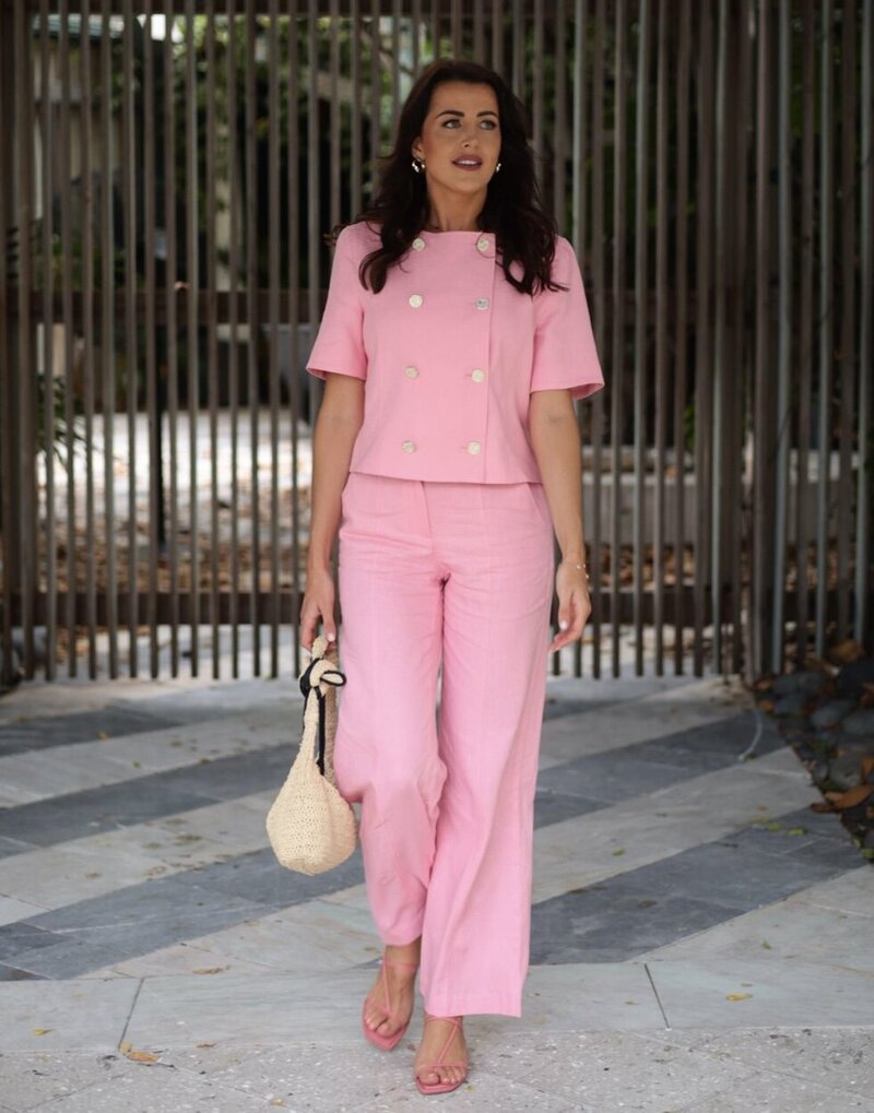 Amy Kelly is a life & business coach for young women who are navigating life big changes. 