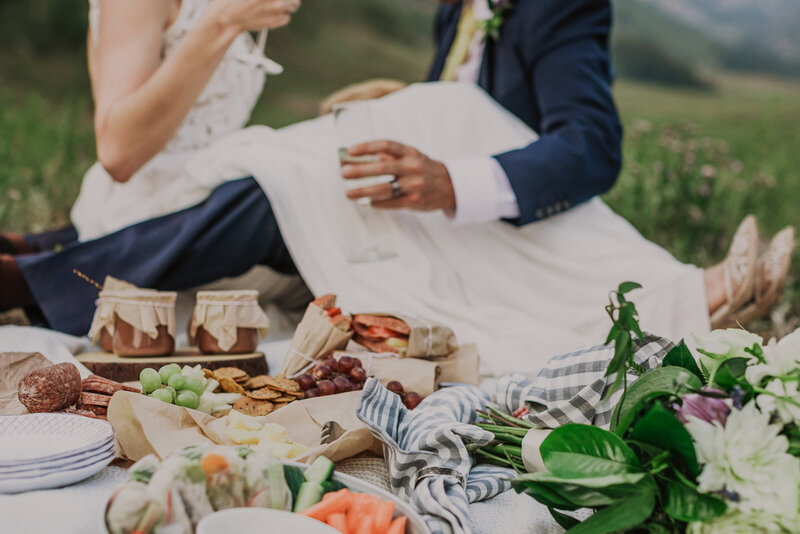 couple elopement vail picnic