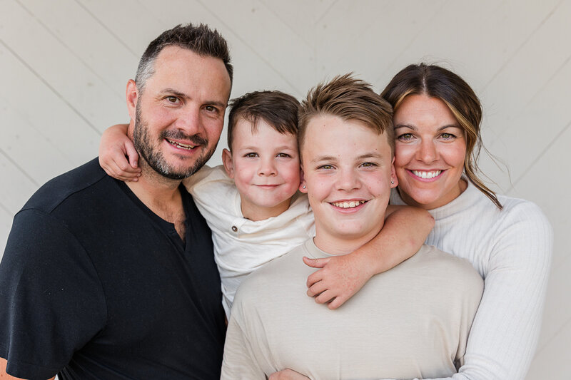 2024-krystal-moore-photography-moose-jaw-white-wall-family-photos-12