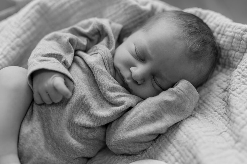 Schwarz weiss Bild von schlafendem baby