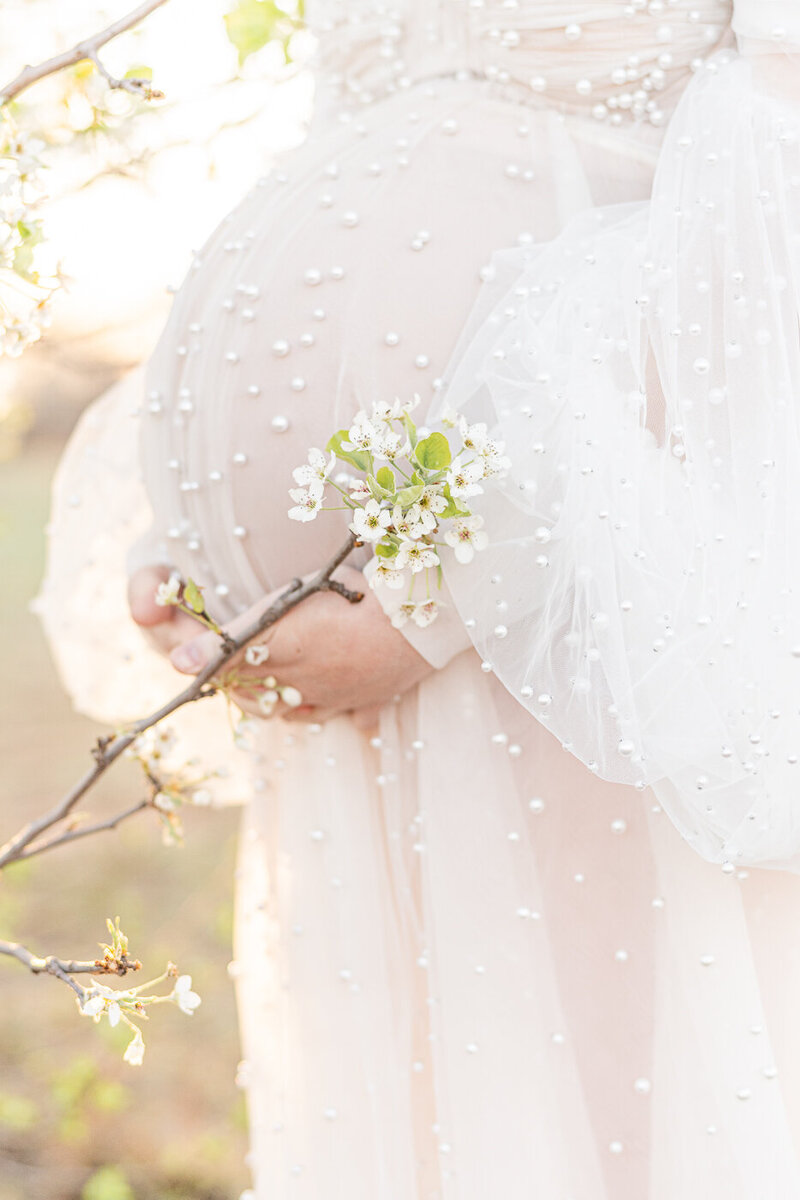 spring maternity session with flowers