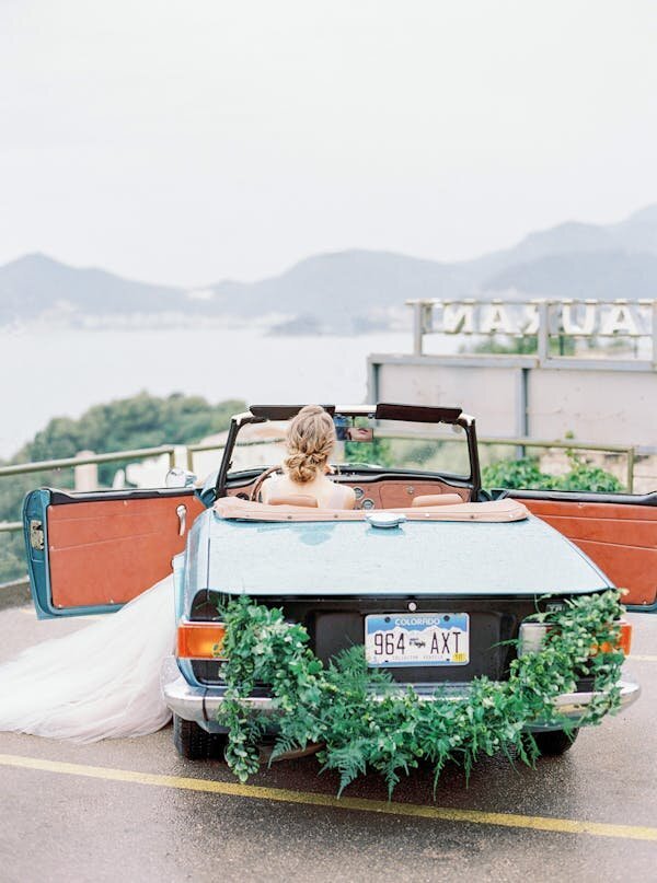 free-photo-of-bride-sitting-in-retro-car-at-wedding